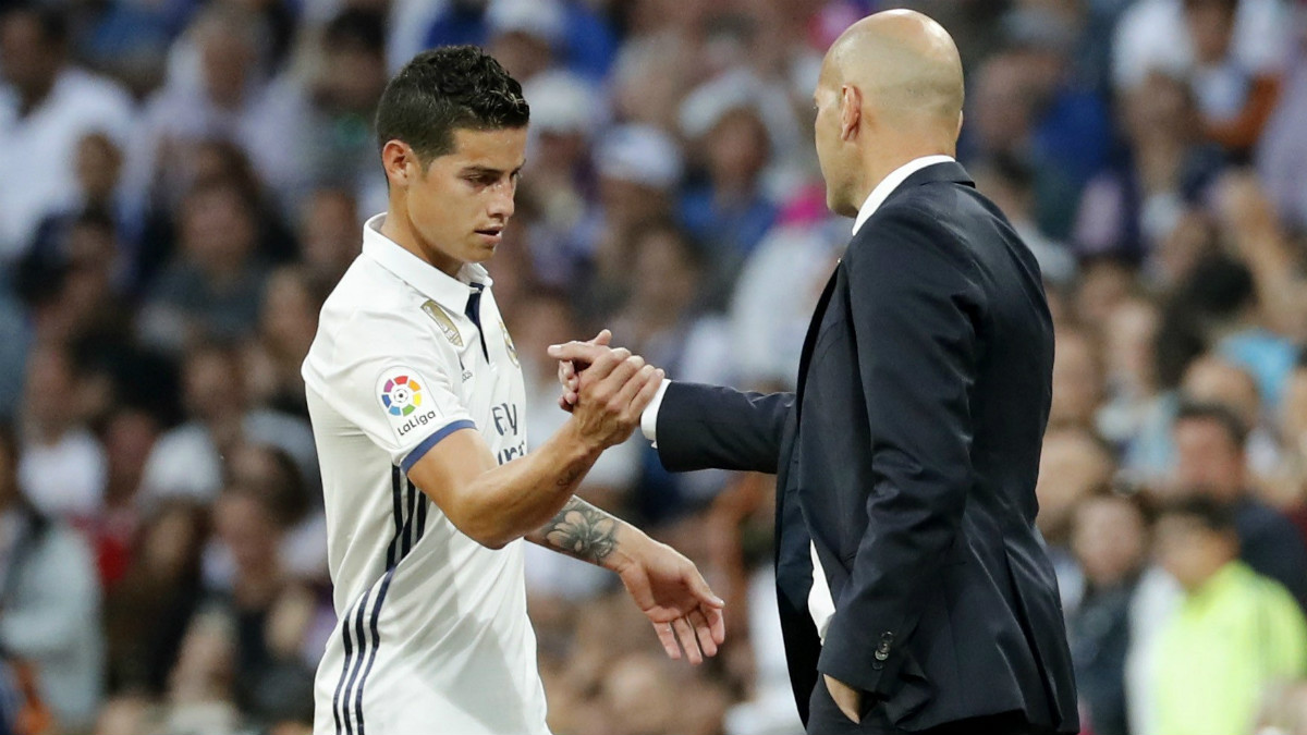 James se despidió del Bernabéu tras ser sustituido ante el Sevilla. (EFE)