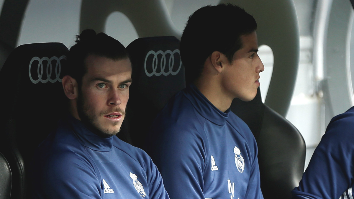 Bale y James, en el banquillo del Bernabéu. (Getty)