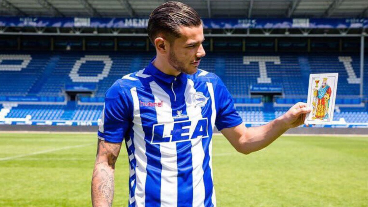 Theo Hernández posa con el rey de copas.