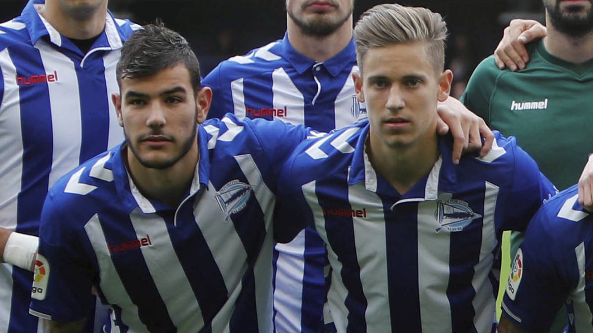 Theo Hernández y Marcos Llorente posan en el once inicial del Alavés.