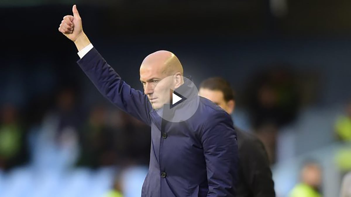 Zidane aprueba una acción de los suyos durante el partido ante el Celta.