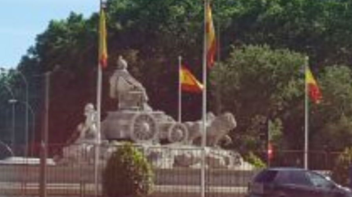 La Cibeles ya está vallada por si llega el alirón del Madrid.