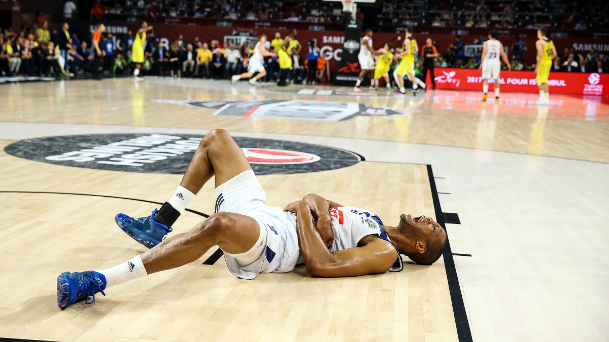 Randolph se retuerce de dolor en la pista. (Getty)