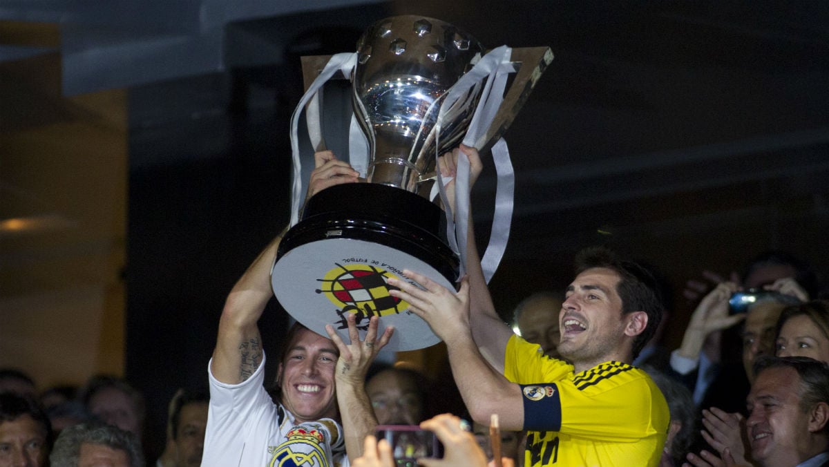 Iker Casillas levanta una Liga junto a Sergio Ramos. (AFP)