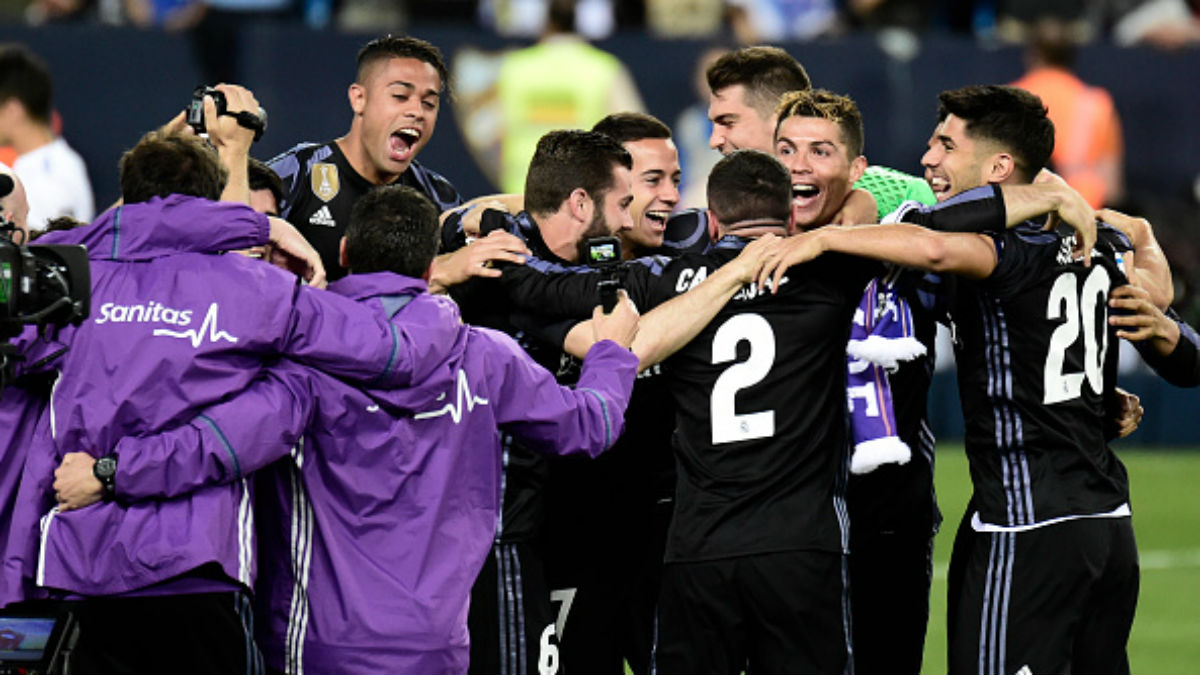 Los jugadores del Real Madrid celebran el título en el césped de La Rosaleda (AFP).