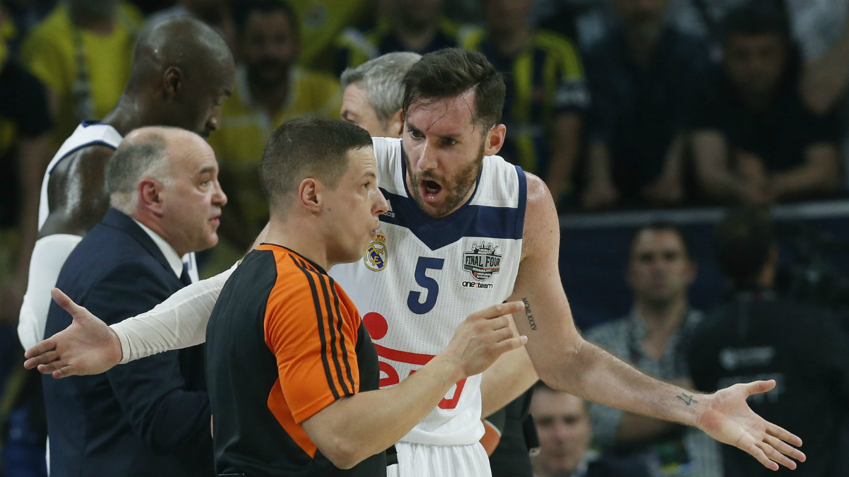 Rudy Fernández habla con los árbitros en la Final Four de la Euroliga. (AFP)