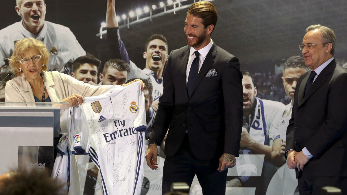 Carmena posa con la camiseta del Real Madrid. (EFE)