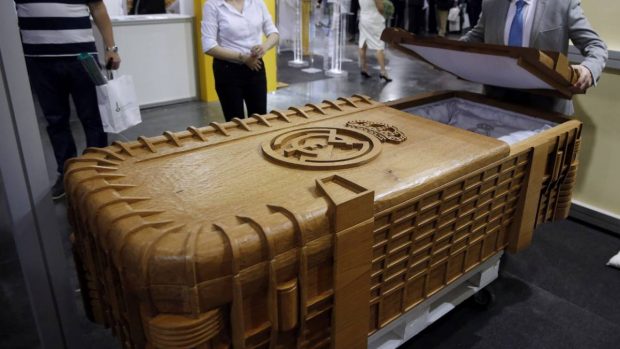 Madridista hasta la muerte: una funeraria ofrece ataúdes que recrean el Bernabéu