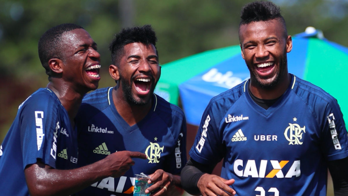 Vinicius se divierte en el entrenamiento del Flamengo.