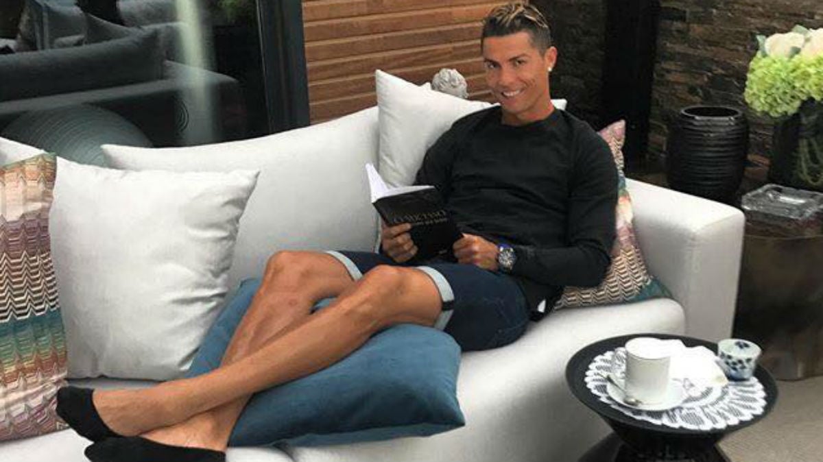 Cristiano Ronaldo posa leyendo un libro.