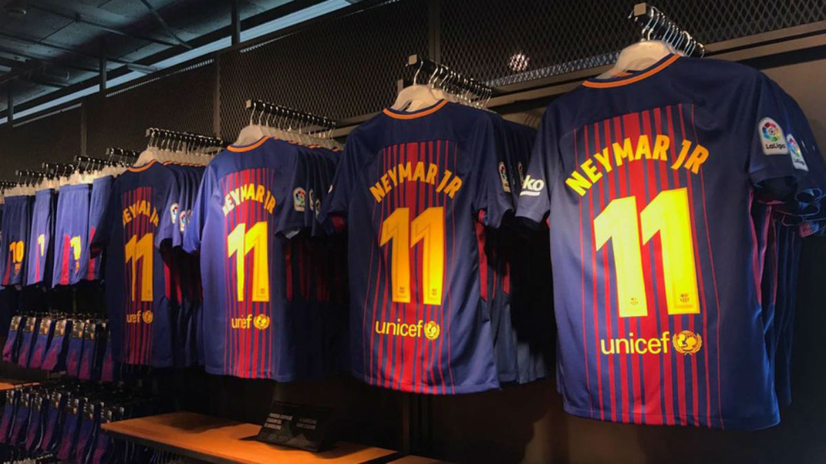 Las camisetas de Neymar, a la venta por más de 150 euros en la tienda del Barcelona.
