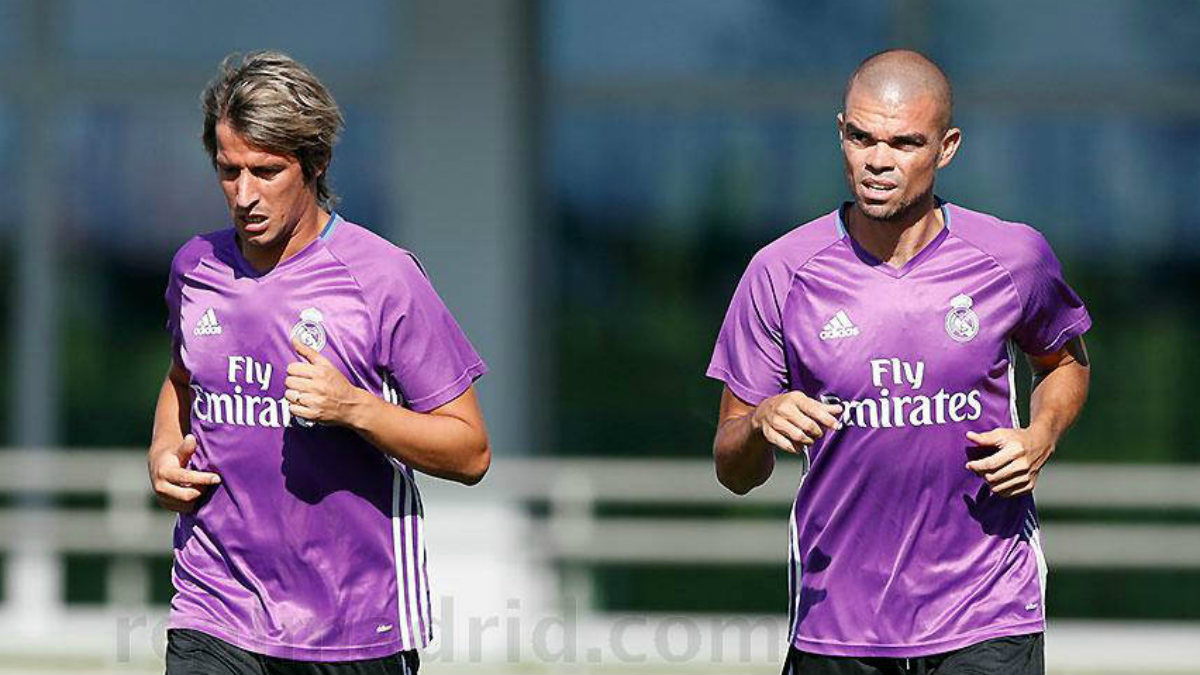 Pepe y Coentrao durante un entrenamiento con el Real Madrid. (realmadrid.com)
