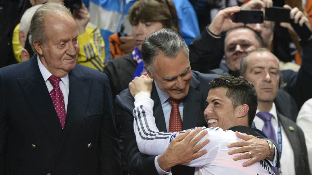 El Rey Juan Carlos, en la final de Champions en Lisboa, observa a Cristiano en la celebración. (AFP)