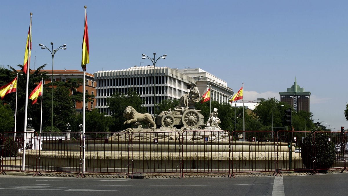 La Cibeles ya está vallada para una posible celebración del Real Madrid. (EFE)