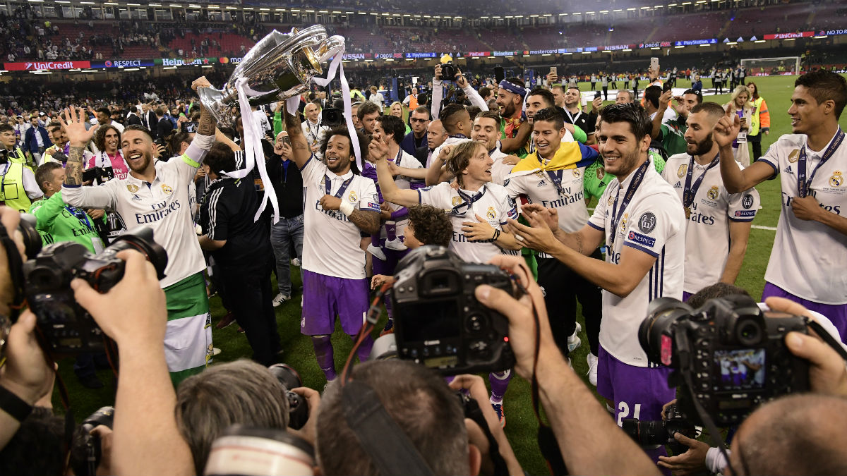Los jugadores del Real Madrid celebran en el campo la Duodécima Champions. (AFP)