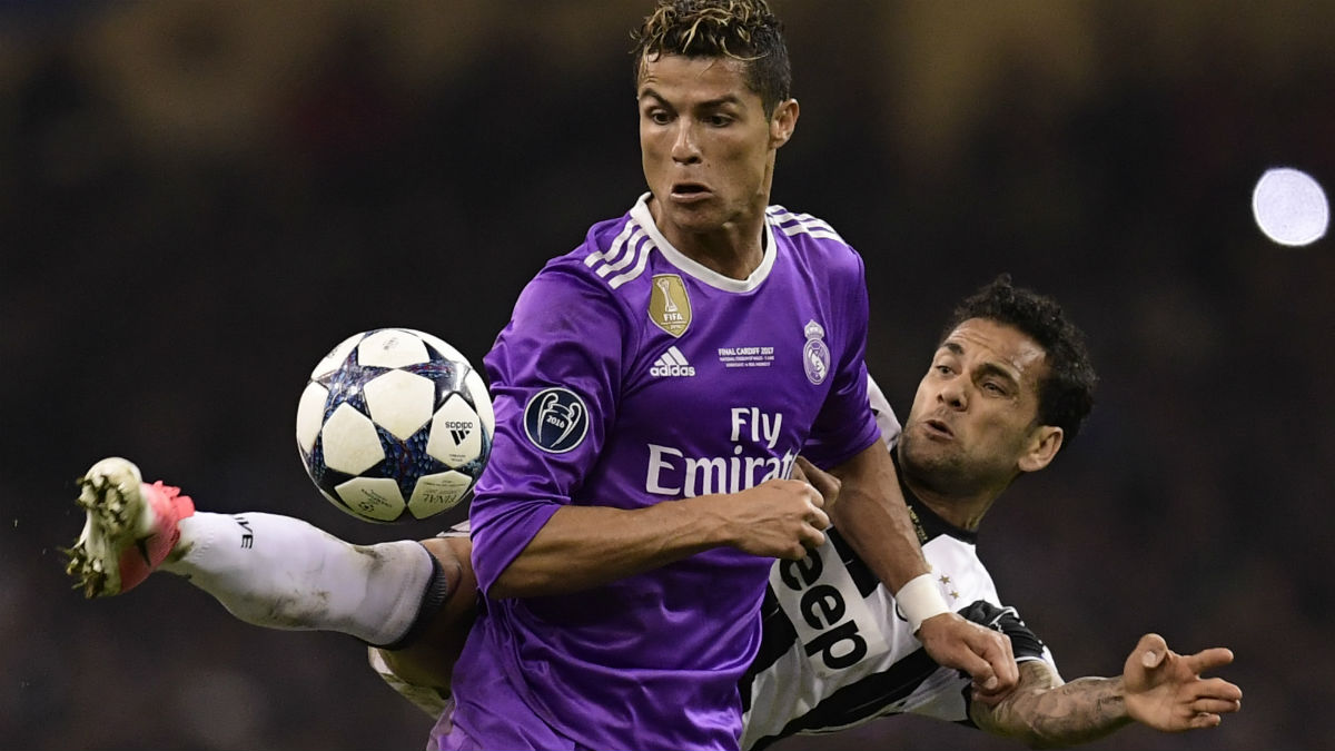 Cristiano y Alves disputan un balón en la final de Cardiff. (AFP)