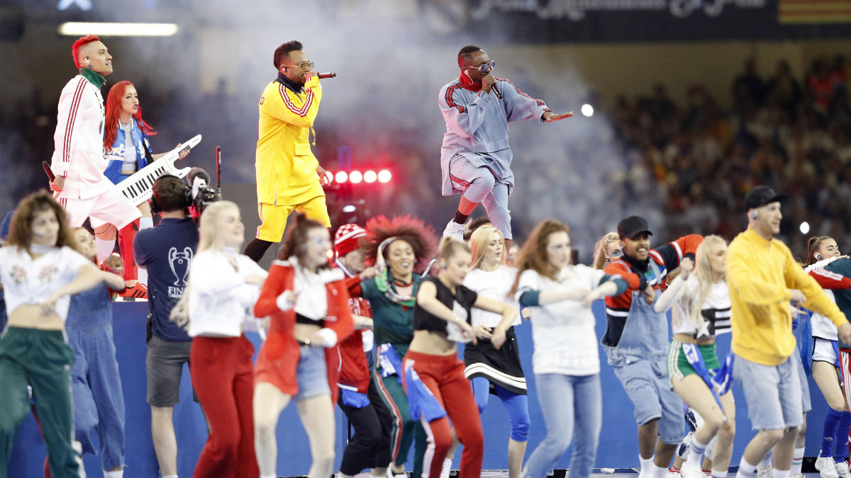 La actuación de los Black Eyes Peas deleitó al público de Cardiff. (AFP)