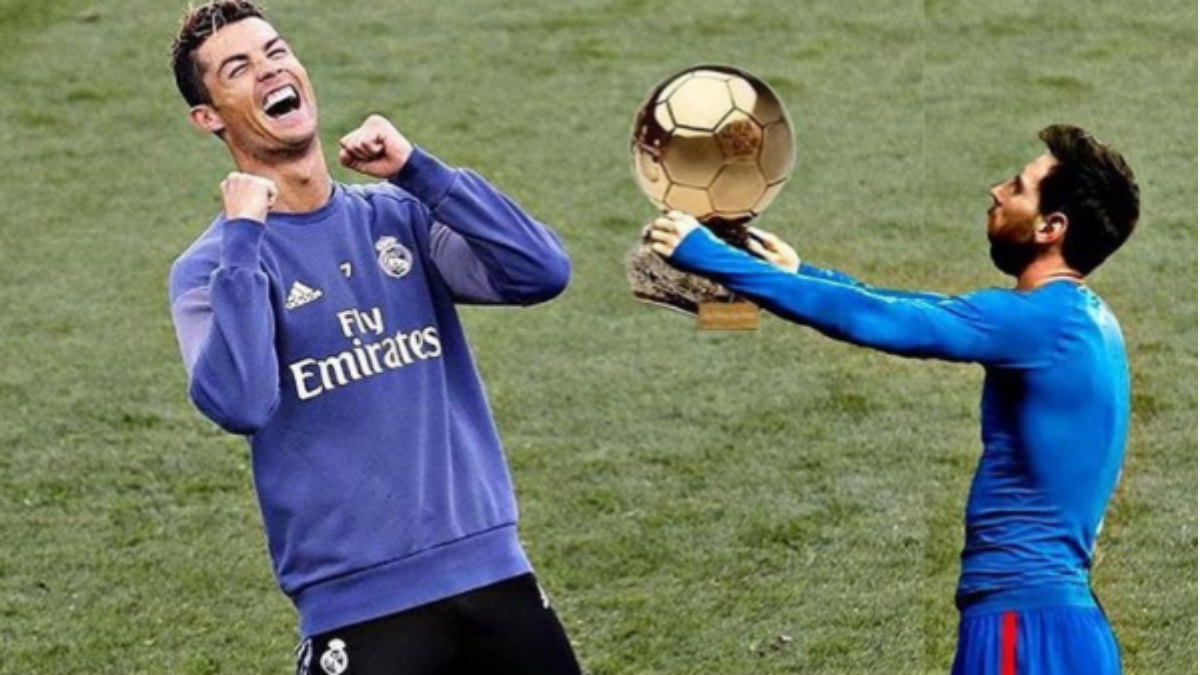 Messi entrega el Balón de Oro a Cristiano Ronaldo.