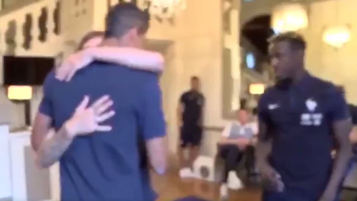 El momento del abrazo entre Griezmann y Varane.