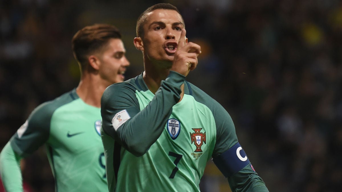 Cristiano Ronaldo celebra un gol ante Letonia. (AFP)