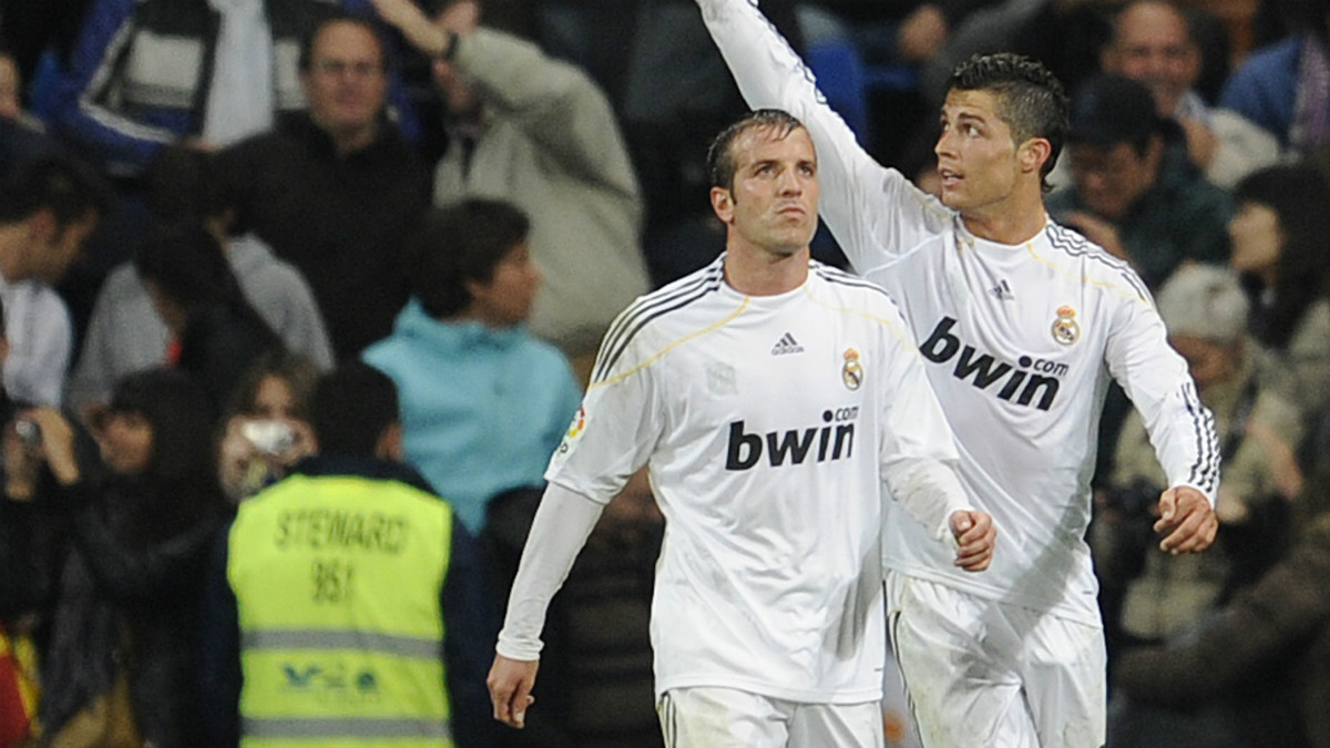 Cristiano Ronaldo y Van der Vaart coincidieron una temporada en el Real Madrid. (AFP)