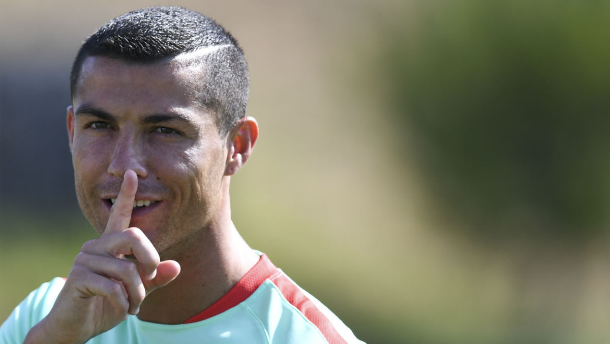 Cristiano Ronaldo manda callar durante el entrenamiento de Portugal. (AFP)