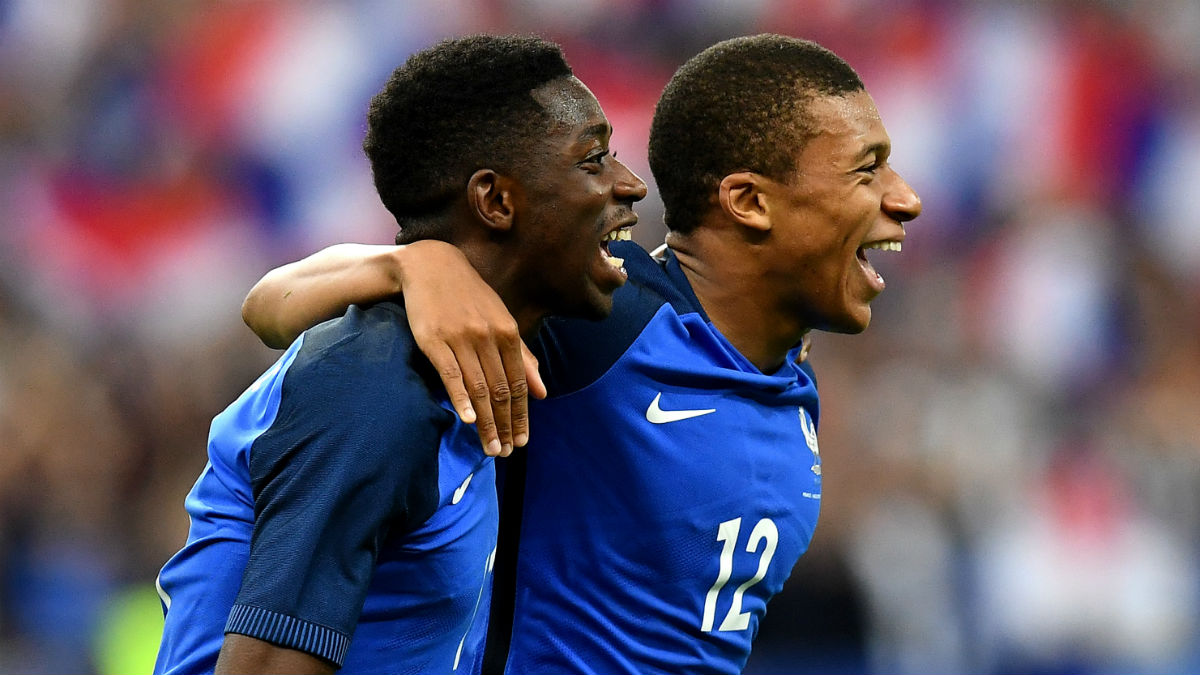 Dembele y Mbappé celebran un gol con Francia. (AFP)