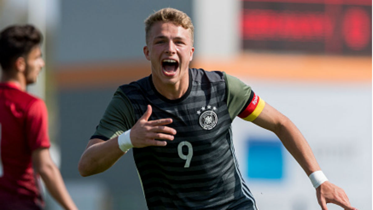 Jann-Fiete Arp celebra un gol con la sub-17 de Alemania el pasado marzo (Getty).