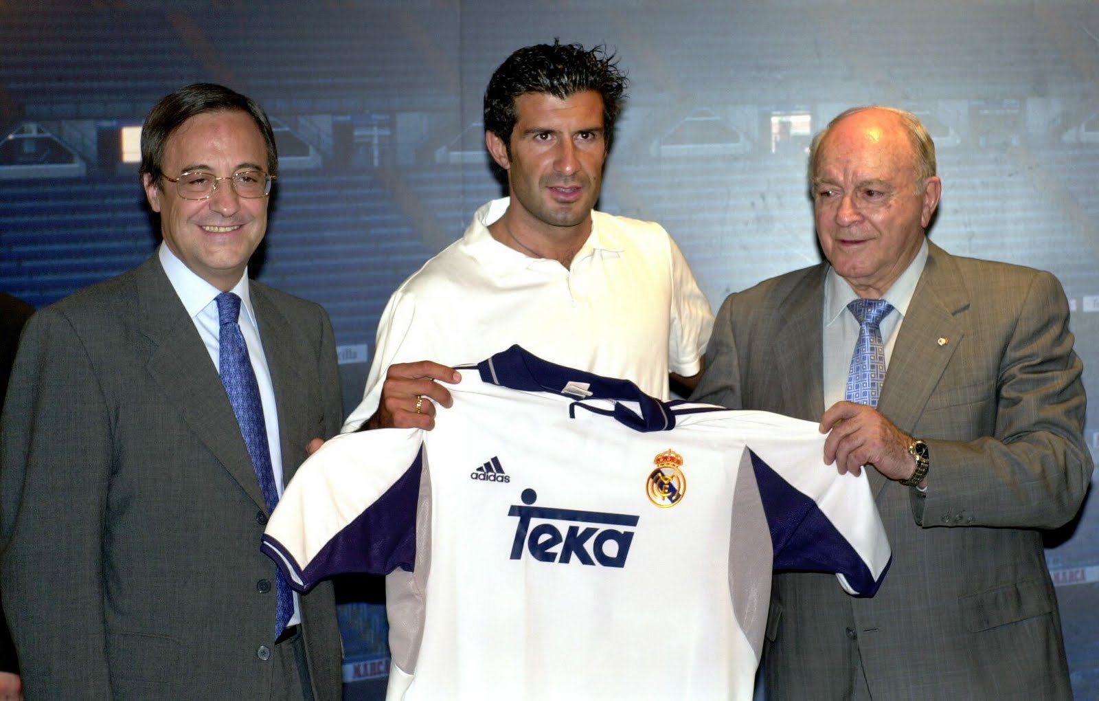 Presentación de Figo con el Real Madrid. (EFE)