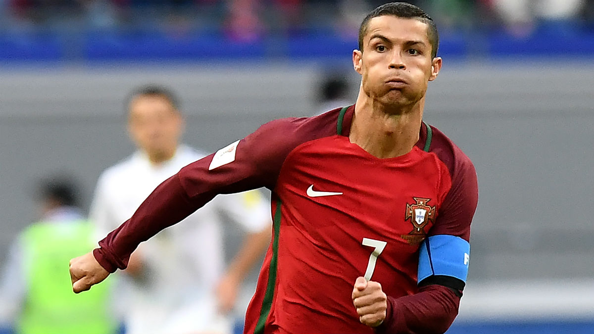 Cristiano Ronaldo corre a por un balón durante el Portugal-México. (AFP)