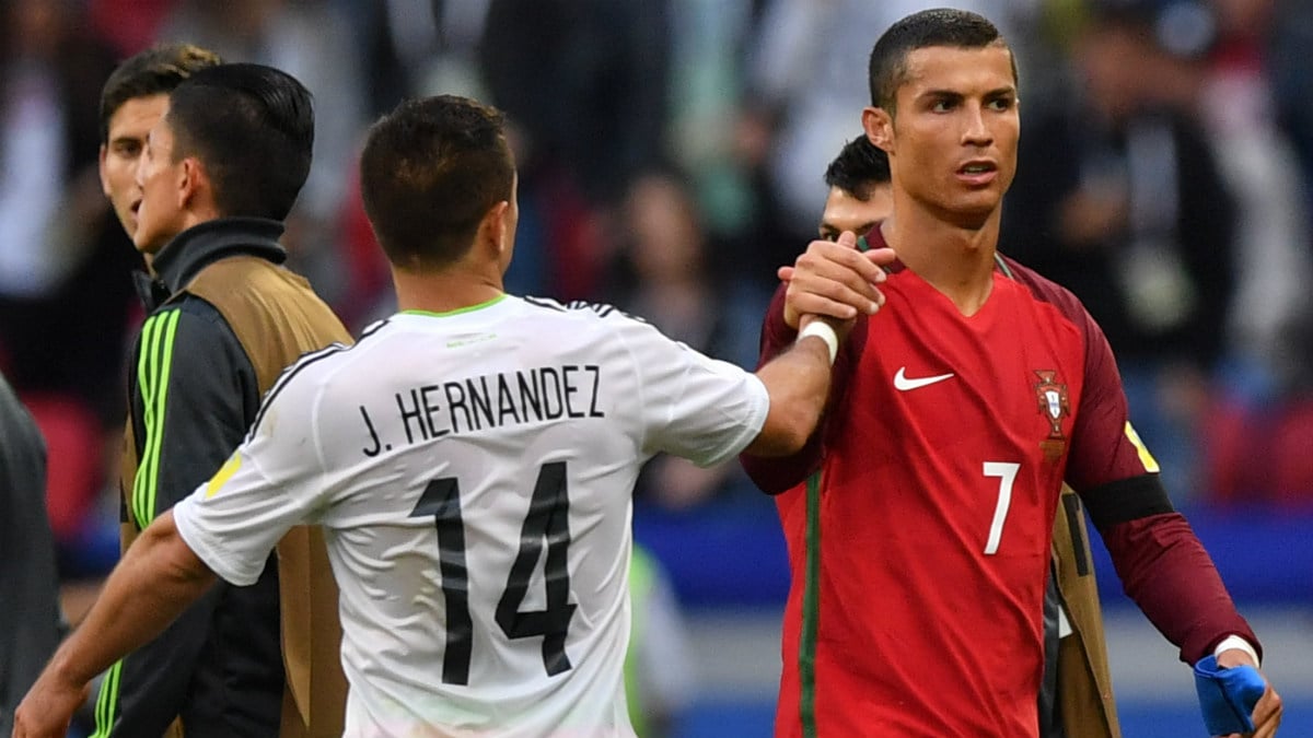 Cristiano saluda a Chicharito tras empatar en su estreno en la Confederaciones. (AFP)