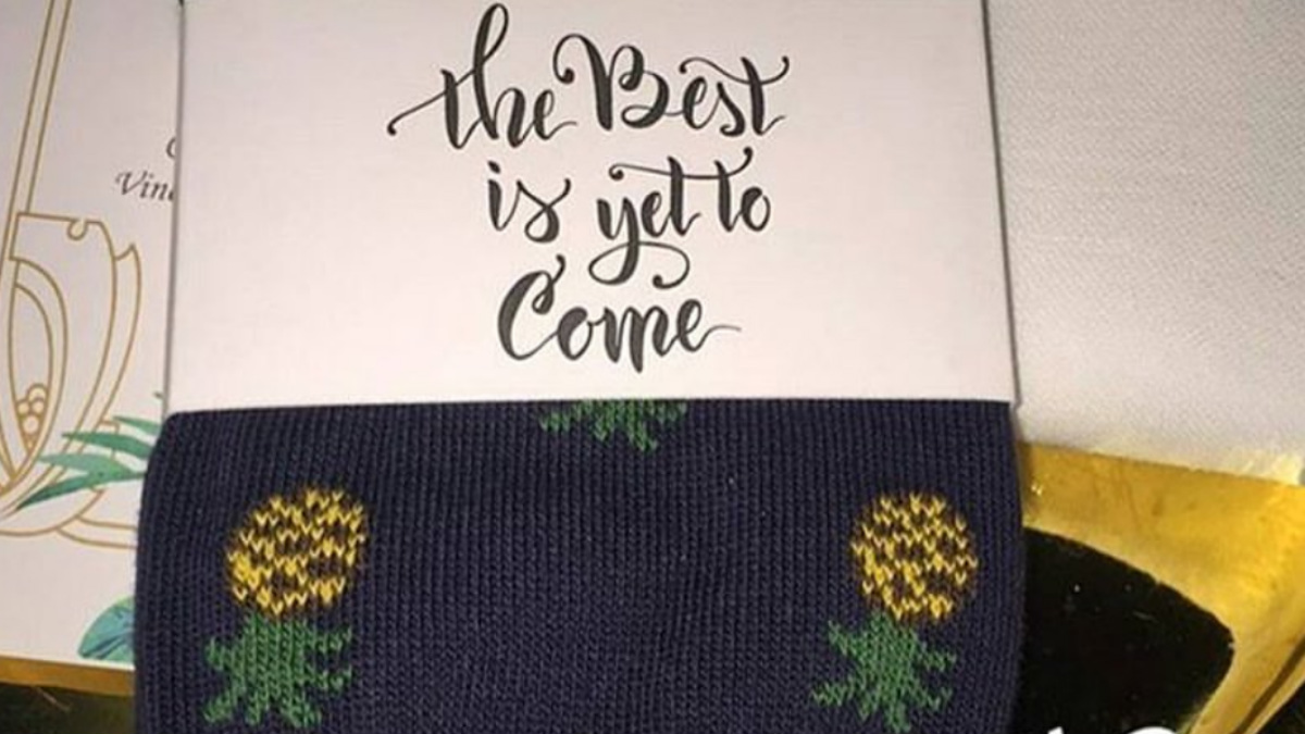 Los calcetines con piñas que Lucas regaló en su boda (Instagram).