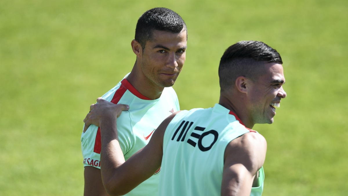 Pepe intenta captar a Cristiano Ronaldo para el PSG. (AFP)