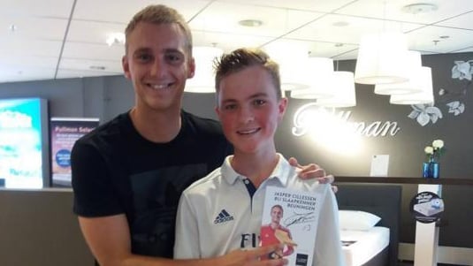 Cillessen, posando con el aficionado del Real Madrid.