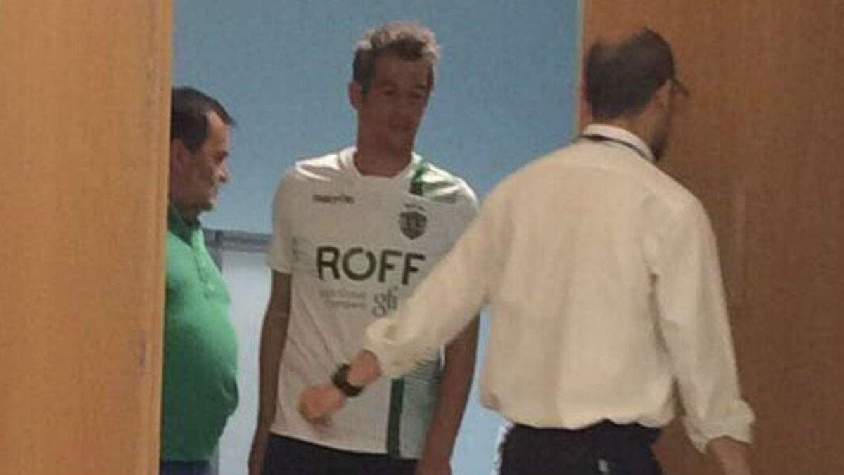 Coentrao, pasando reconocimiento médico con el Sporting. (Twitter)