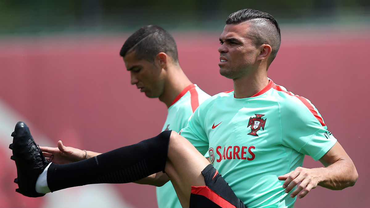 Pepe y Cristiano durante un entrenamiento con Portugal en la Confederaciones. (AFP)
