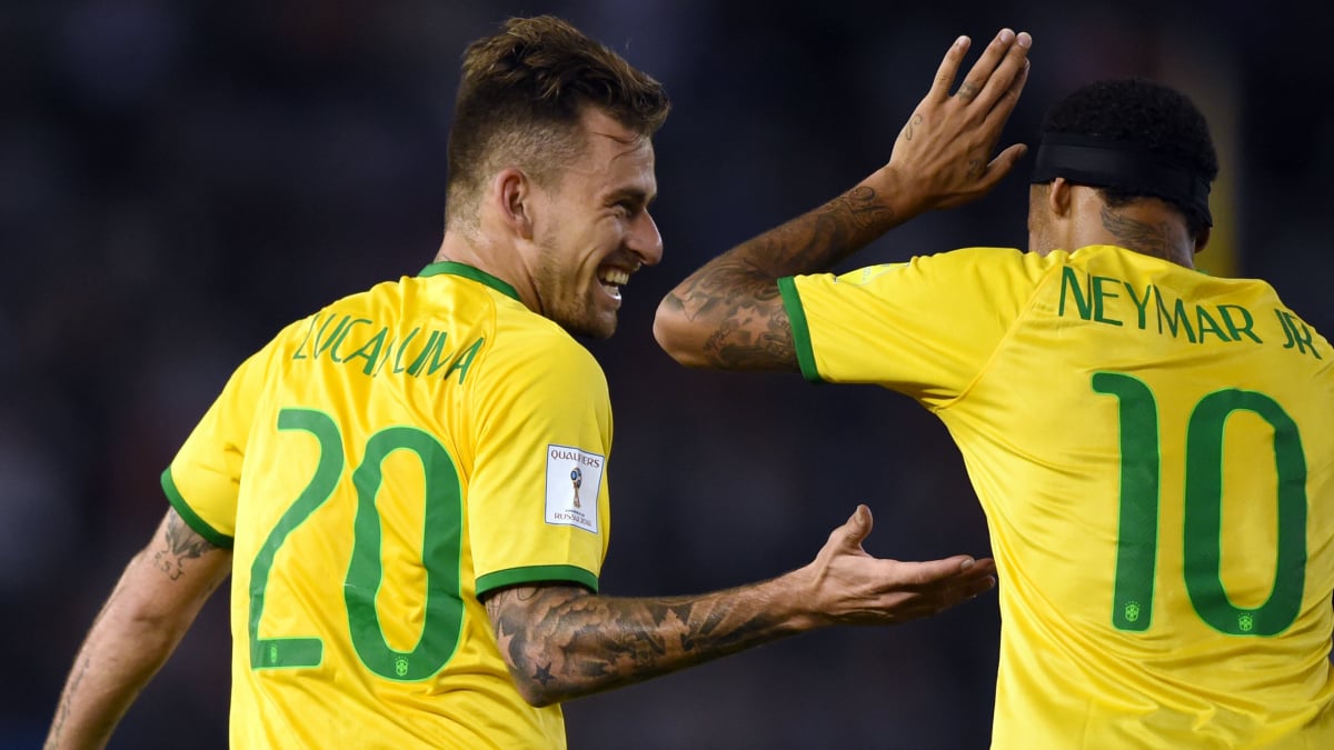 Lucas Lima y Neymar, juntos con la selección brasileña. (AFP)