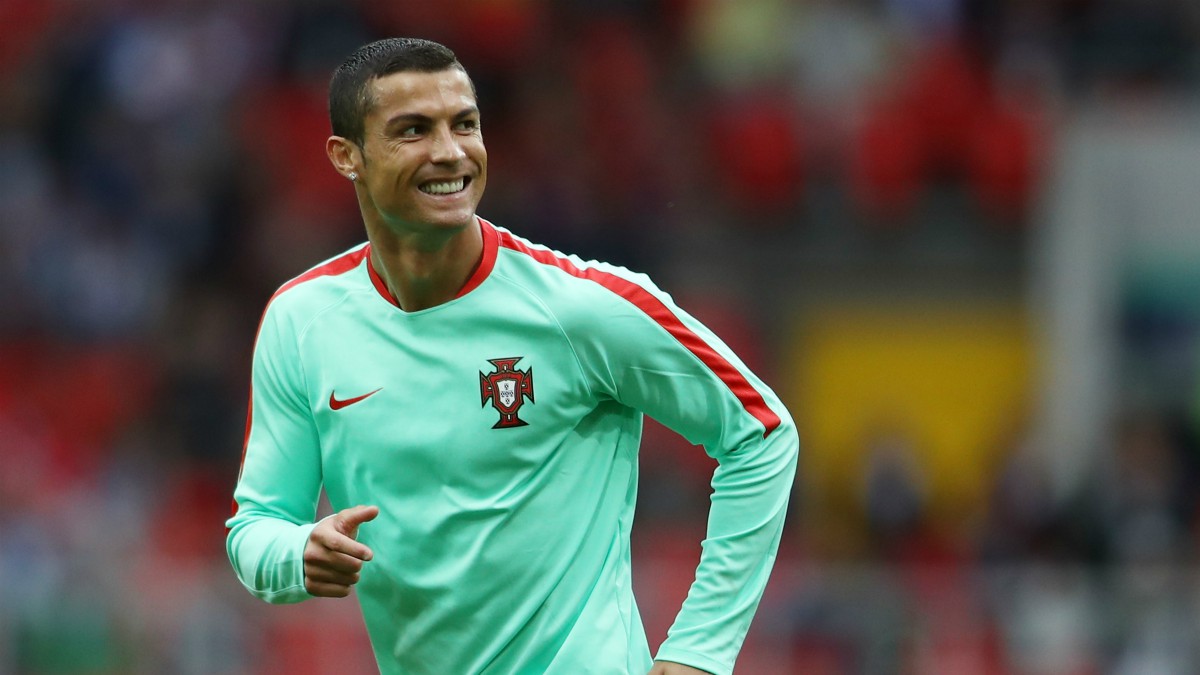 Cristiano Ronaldo calienta antes de un partido de Portugal. (Getty)