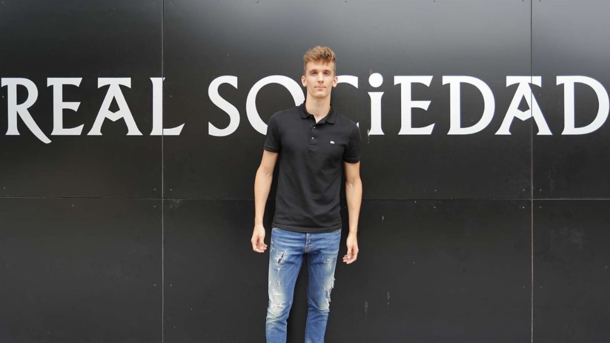 Diego Llorente posa en las instalaciones de la Real Sociedad.