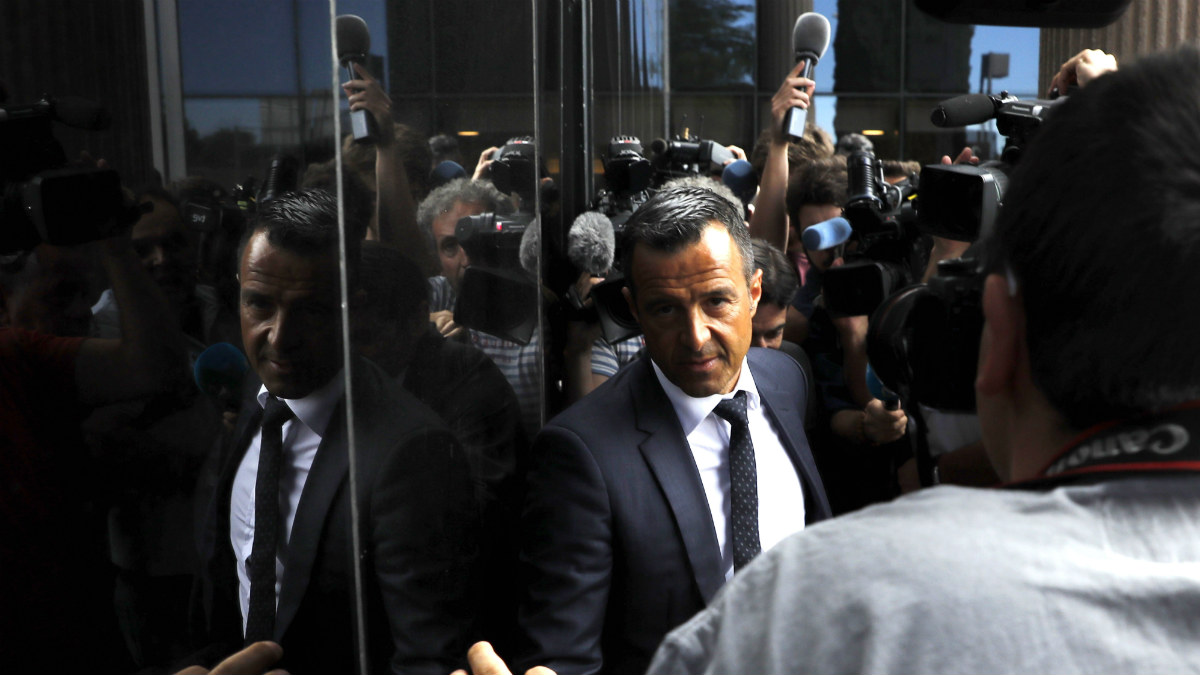 Jorge Mendes, a su llegada al juzgado número 1 de Pozuelo, para declarar en el ‘caso Falcao’. (EFE)