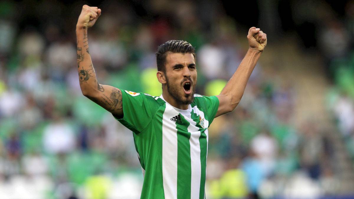 Dani Ceballos celebra un gol con el Betis esta temporada.