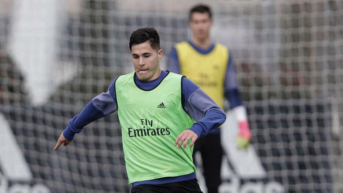 Álvaro Tejero durante un entrenamiento con el Real Madrid. (Twitter)