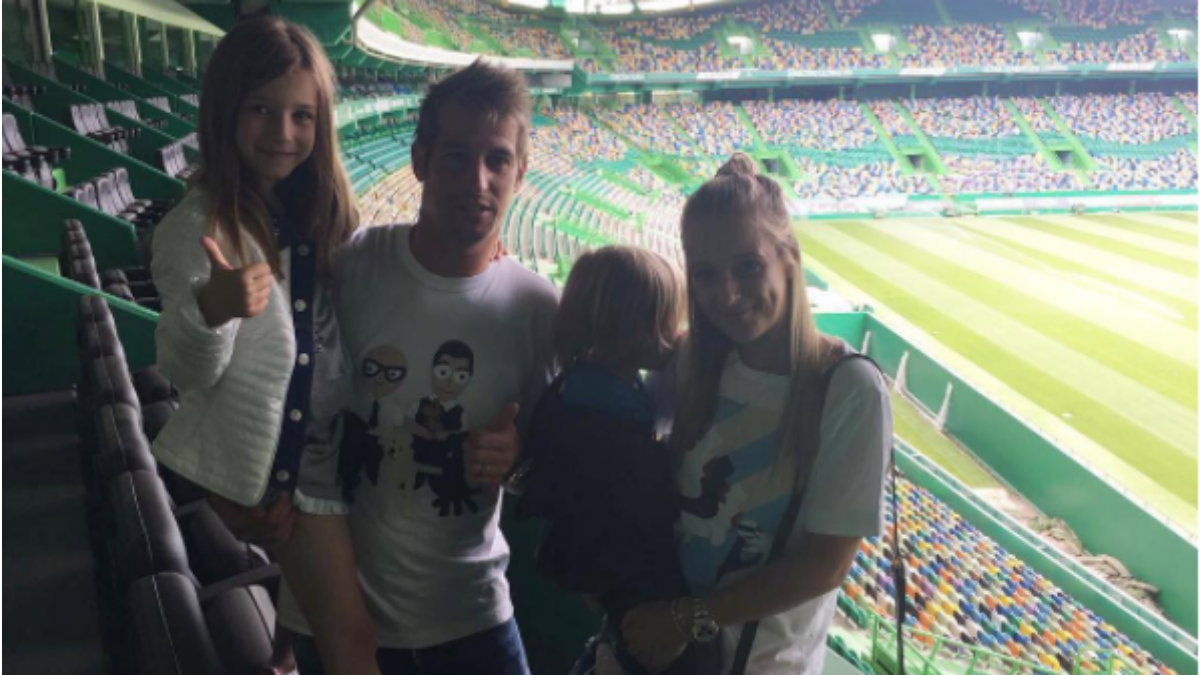 Fabio Coentrao colgó una foto en el estadio del Sporting de Portugal, su nuevo destino.