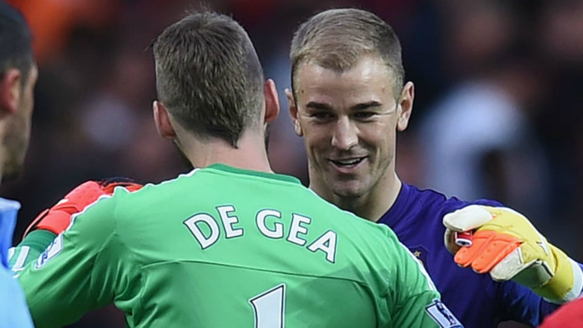 Hart y De Gea se abrazan después de un derbi de Manchester. (Getty Images)