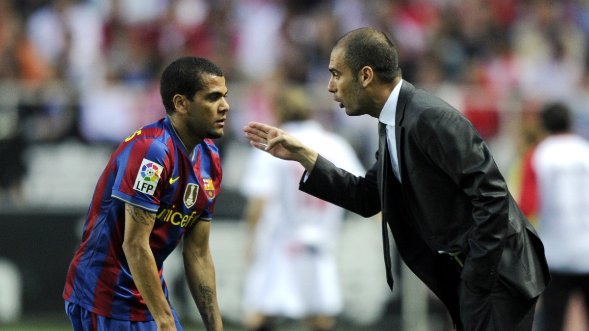 Dani Alves y Pep Guardiola, en su etapa en el Barcelona. (AFP)