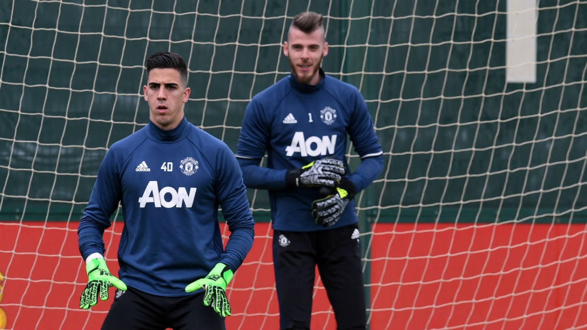 Joel Pereira entrena bajo la atenta mirada de De Gea. (AFP)