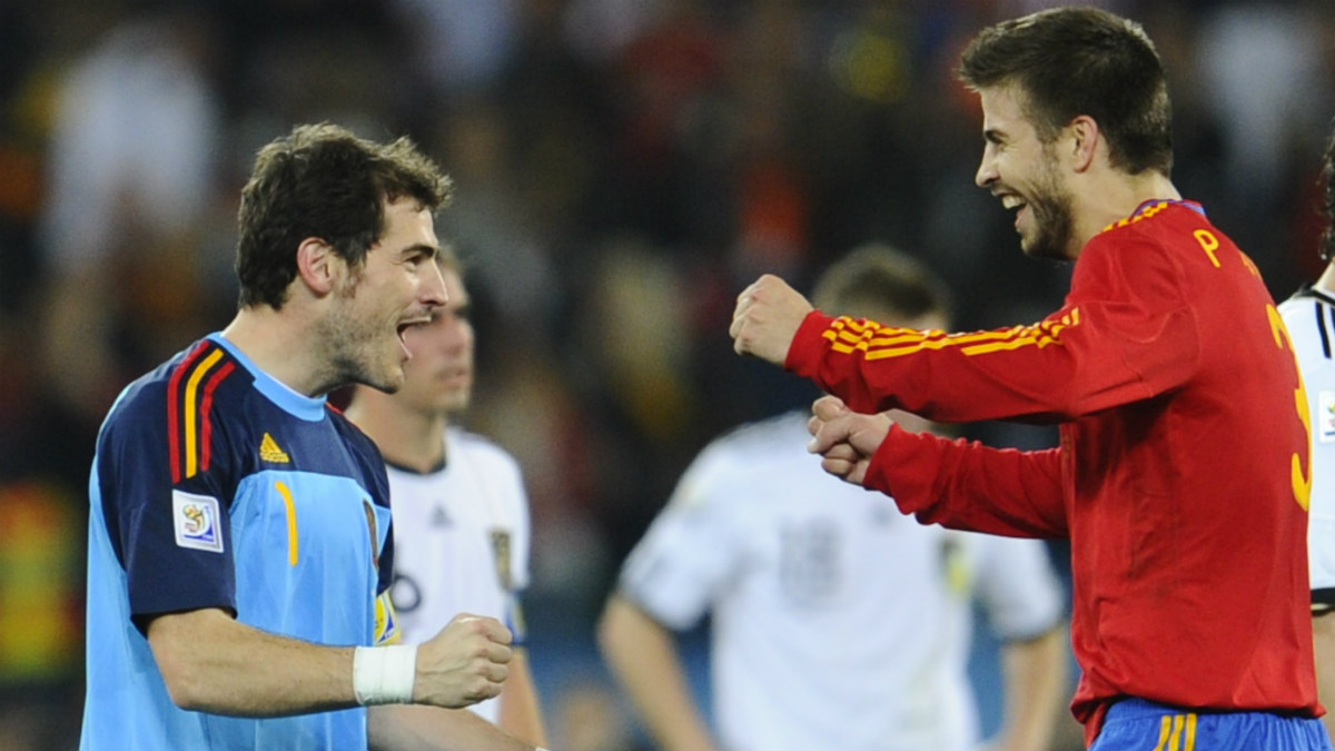 Piqué y Casillas celebran el pase a la final del Mundial 2010. (AFP)