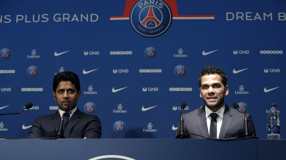 Dani Alves sonríe junto al jeque del PSG. (AFP)