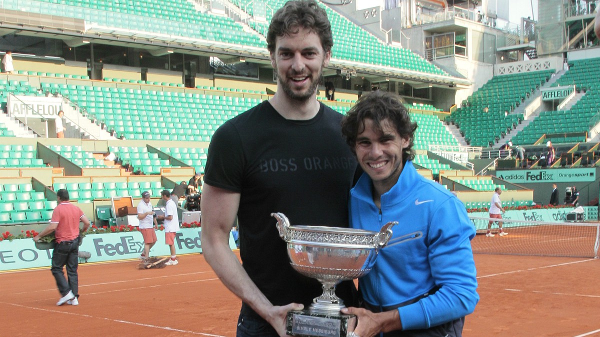 Nadal y Gasol posan juntos en Roland Garros. (AFP)