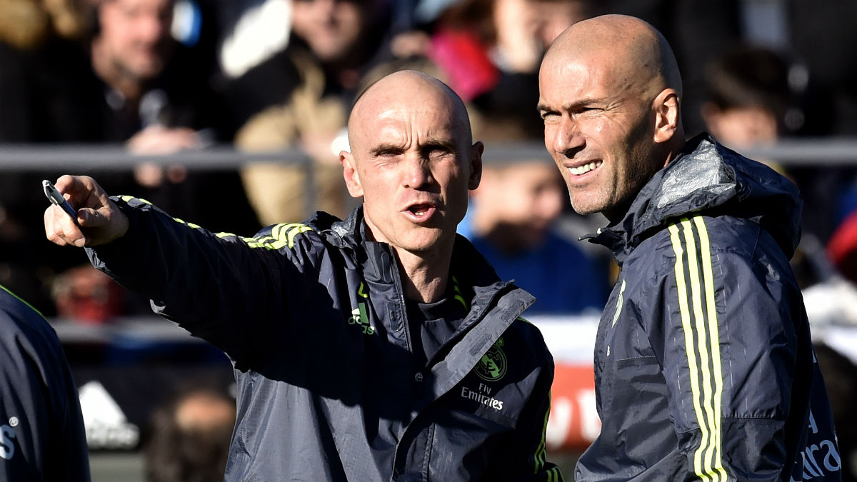 David Bettoni habla con Zidane durante un entrenamiento del Real Madrid. (AFP)
